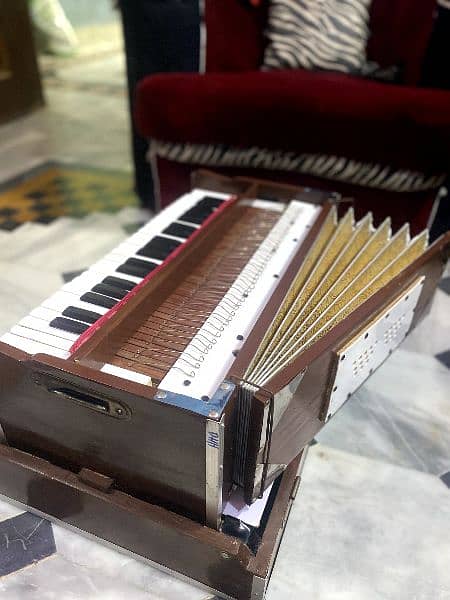 Indian folding harmonium 3