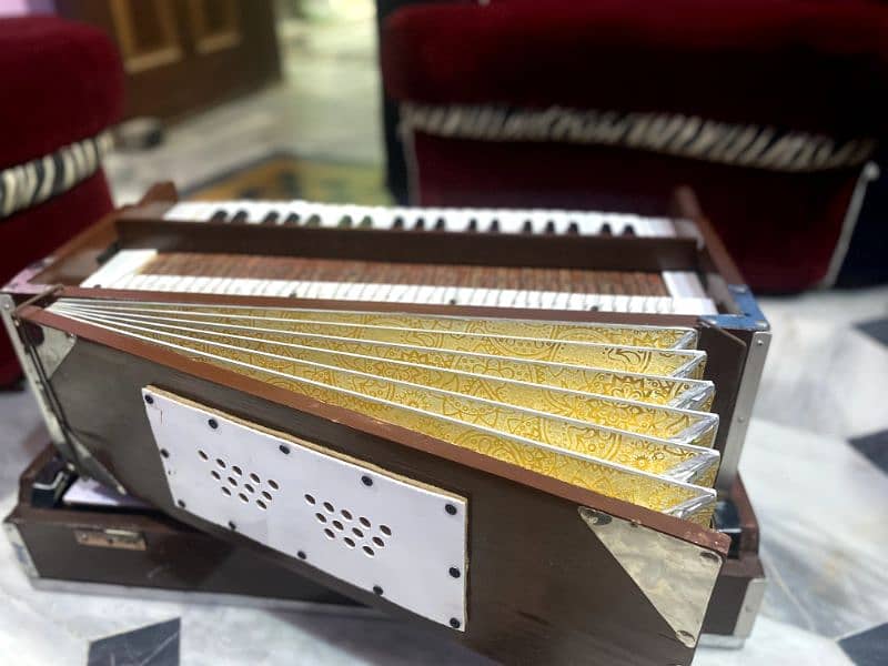 Indian folding harmonium 4