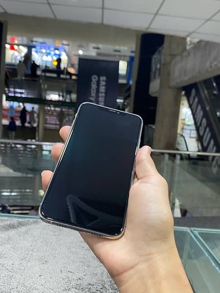 iPhone 11 Pro Max 1