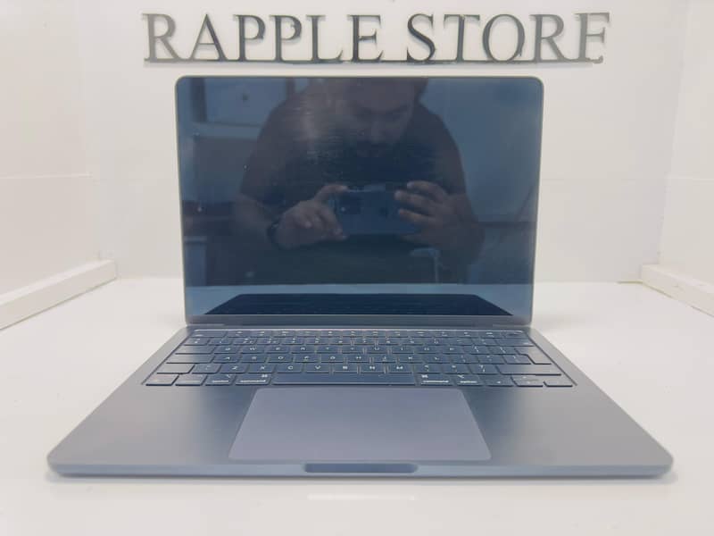 Apple MAcBook Air 2022 8GB RAM 256GB SSD 13" Display 0