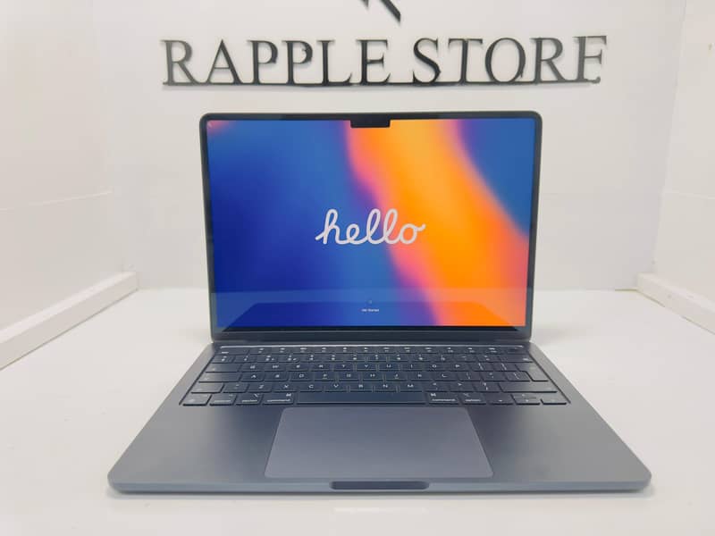 Apple MAcBook Air 2022 8GB RAM 256GB SSD 13" Display 1