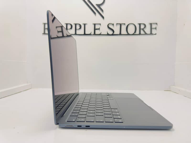 Apple MAcBook Air 2022 8GB RAM 256GB SSD 13" Display 2