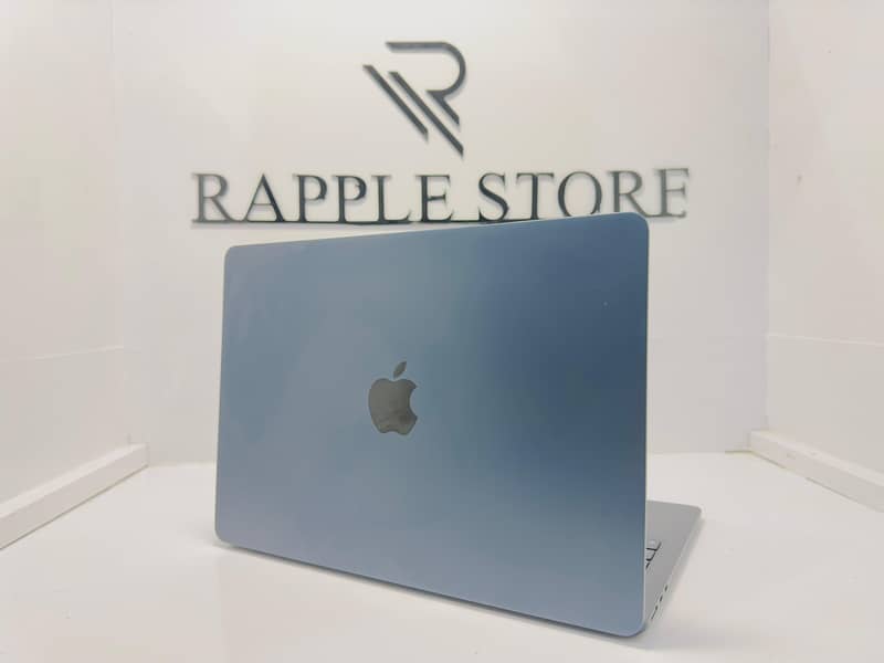 Apple MAcBook Air 2022 8GB RAM 256GB SSD 13" Display 3