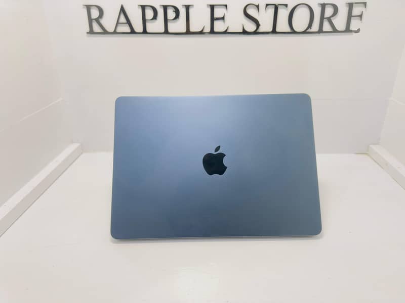 Apple MAcBook Air 2022 8GB RAM 256GB SSD 13" Display 4