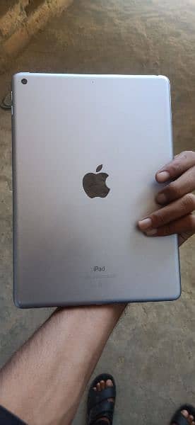 I pad 9.7 32GB MEMORY 1