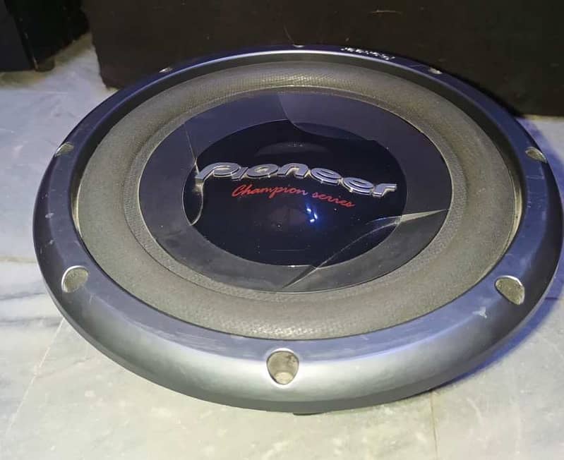 Pioneer subwoofer 12 inch  Model number Ts -w308D4  1400 watt Max  40 1