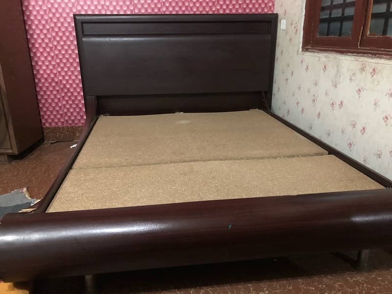 Queen size Bed for sale with used Foam 0