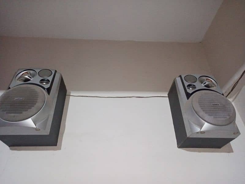 sharp mini audio system with 5 Philip speaker 2