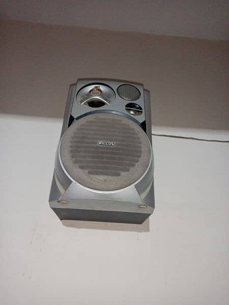 sharp mini audio system with 5 Philip speaker 3