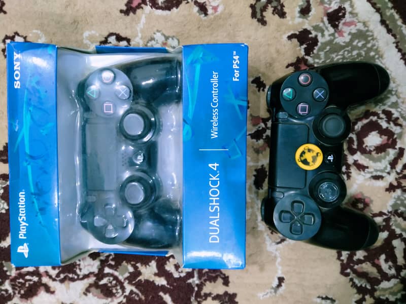 Sony PS4, 2 Original Controllers and 4 Games. 1