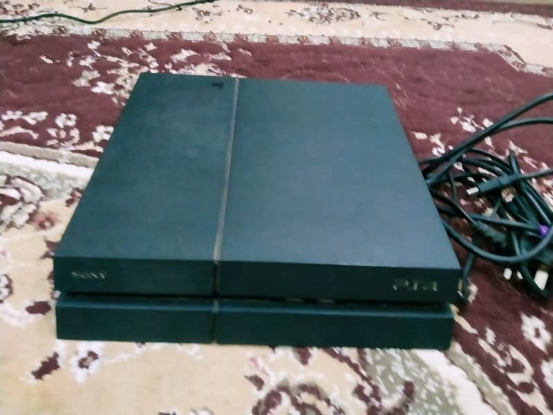 Sony PS4, 2 Original Controllers and 4 Games. 5