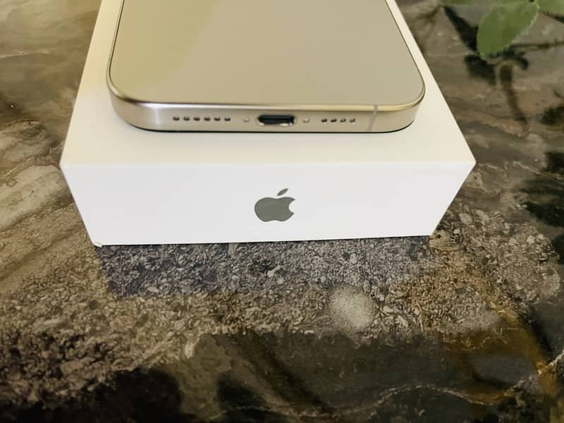 Iphone 15 pro max natural titanium HK 256gb 2