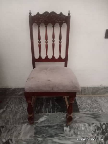 Dining table good condition 2