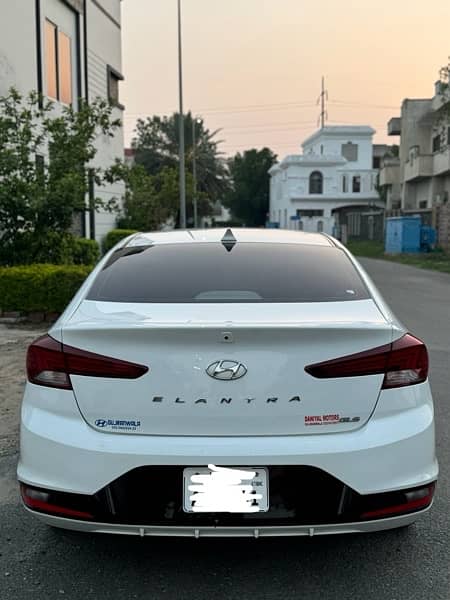 Hyundai Elantra 2022 4