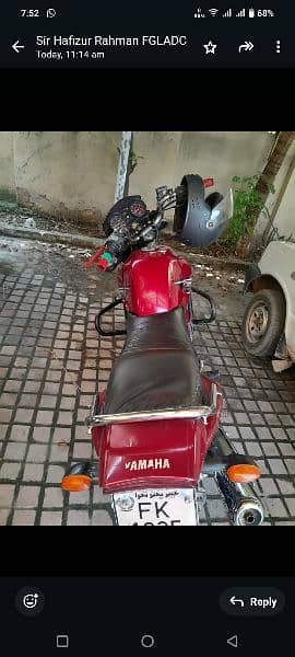 Yamaha YBR125 in red colour. 1