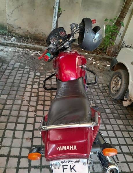 Yamaha YBR125 in red colour. 2