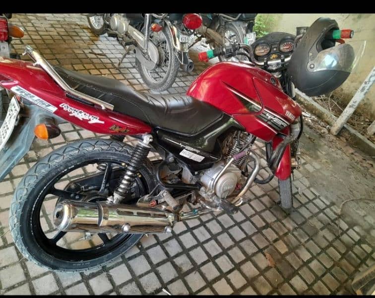 Yamaha YBR125 in red colour. 3