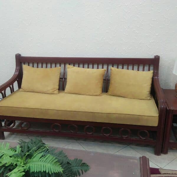 7 seater wooden sofa in excellent condition 2