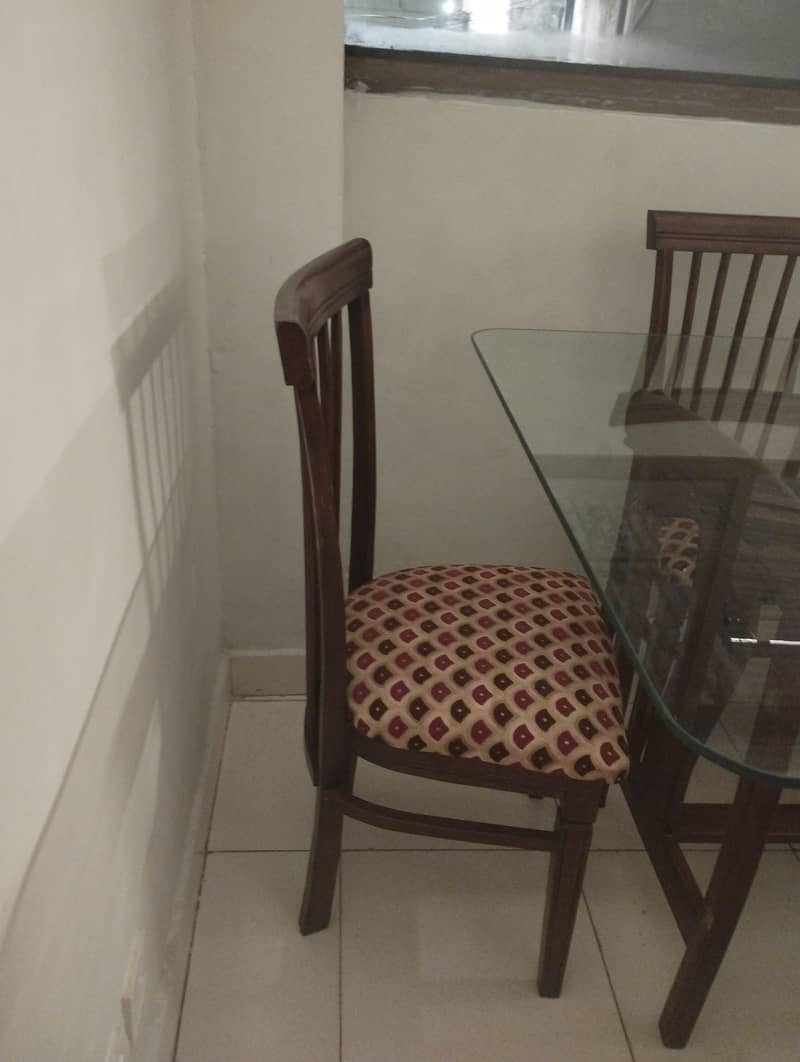 Wodeen dinning table, 10/10 condition 1