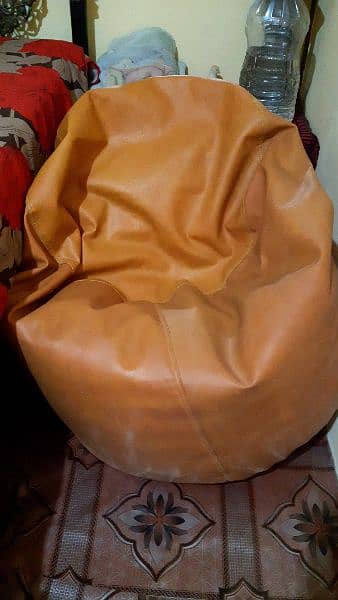 Leather bean bag inand in a very good condition. 2