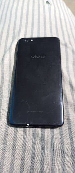 vivo y71A one hand use m  h sirf panel ka thora msla h 4