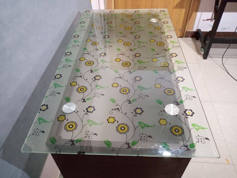 computer table top made up of Glass 4