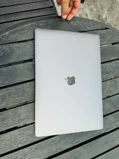 apple macbook pro 2017  15''