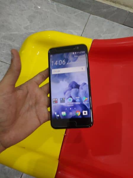 HTC u11 in good condition not open or repair Non Pta 6gb 128gb Read Ad 7