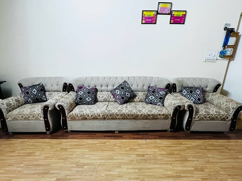 sofa set for sale beautiful condition neat and clean 5 seater 1