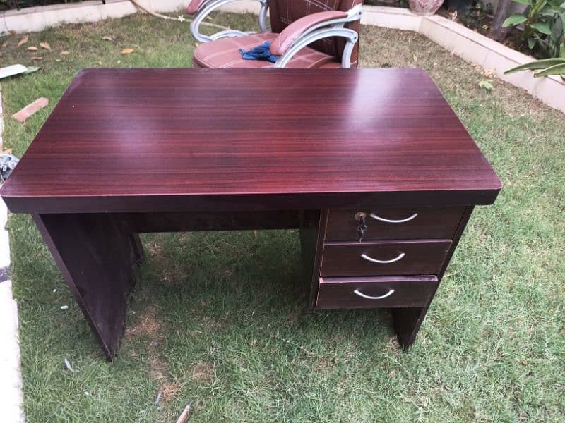 laminated wooden office table 1