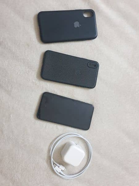 iphone x (2 covers and orignal charger k sath ) 5