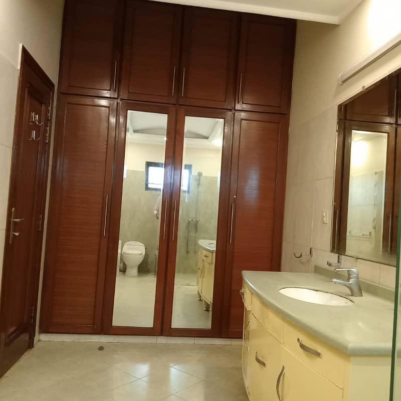 One Kanal Beautifull House Available for Rent in DHA Lahore Cantt 16