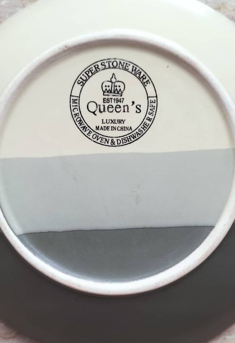 Queen's Bone China Dinner set 8 people serving 13