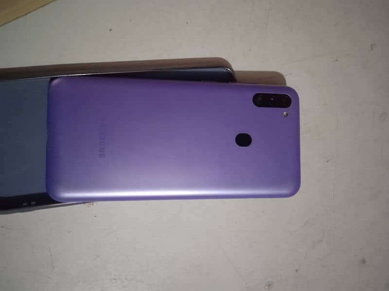 Samsung galaxy M11 3 \ 32gb with box exchange possible 4