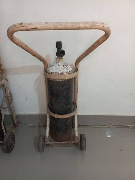 2 OXYGEN CYLINDER WITH TROLLEY WITHOUT KIT 0