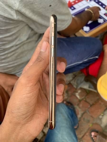 iphone xs gold pta approved 64gb 7