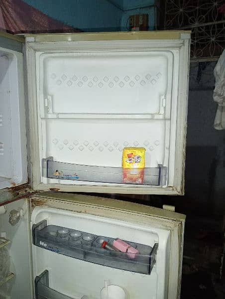 urgently sale fridge 2