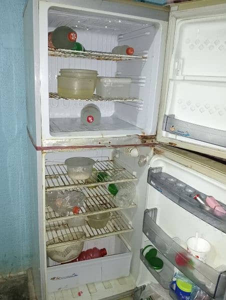 urgently sale fridge 4