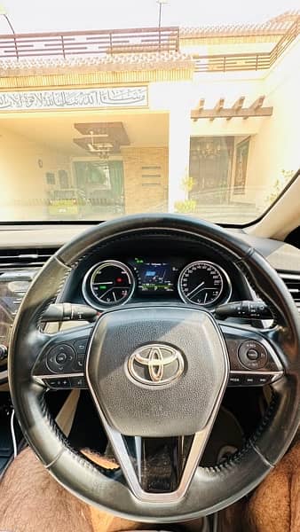 Toyota Camry 2.5 Hybrid 10