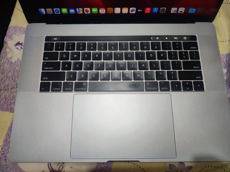 Apple macbook pro 15" 2017 in lush condition 7