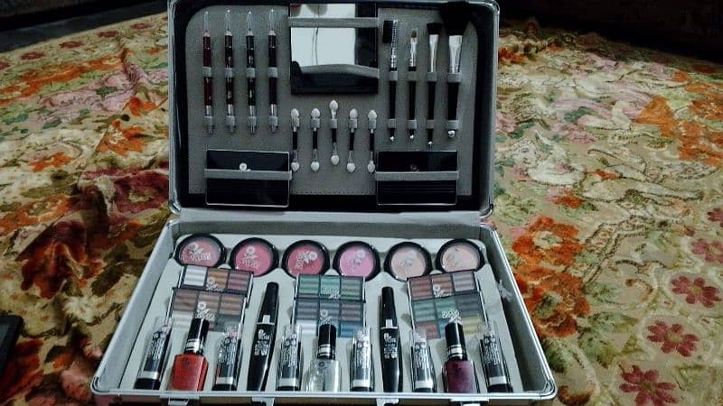 saudia arbia makeup kit 1