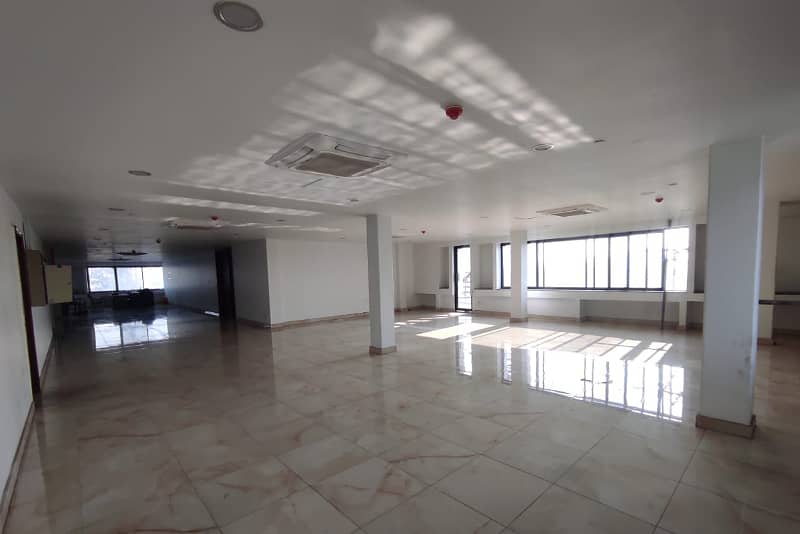 A High Profile Office Is Available With Qulaity Ambience 5