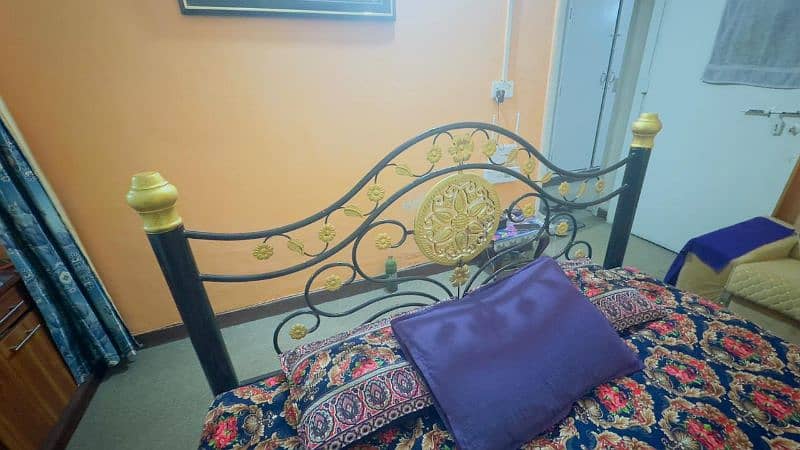 Iron double Bed in excellent condition 2