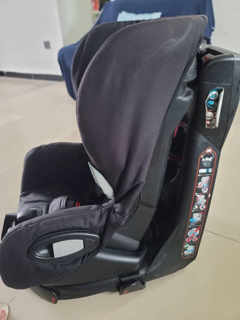 Maxi Cosi Axiss car seat for 0-4 years. 90 degree rotation 1