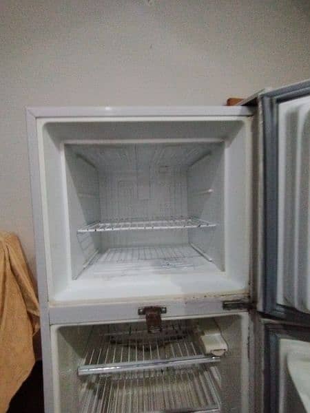 Dawlance Medium size Fridge For Sale 3