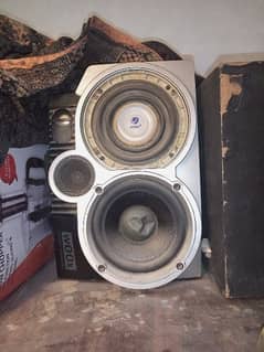 2 speaker and 1 woofer with amplifier