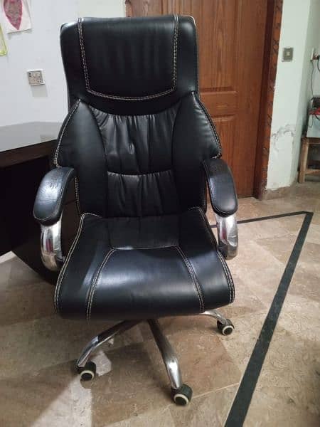 office table with glass top and boss chair black leather 1