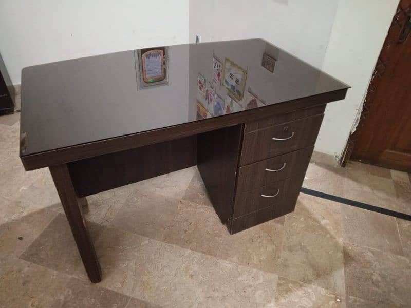 office table with glass top and boss chair black leather 2