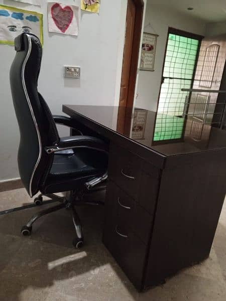 office table with glass top and boss chair black leather 3