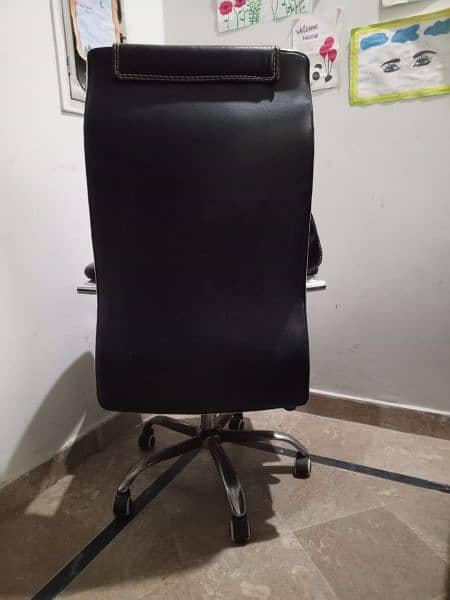 office table with glass top and boss chair black leather 4